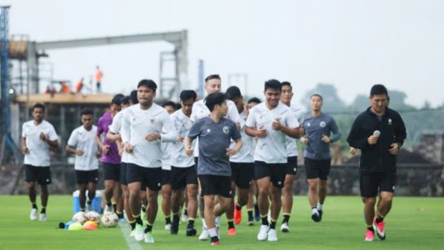 Timnas Indonesia mulai menjalani latihan perdana di Lapangan Training Center Bali United, Pantai Purnama, Bali, pada Senin (28/11). (Sumber: PSSI)