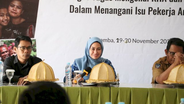 Bupati Luwu Utara Indah Putri Indriani saat membuka Pelatihan dan Peningkatan Kapasitas bagi Pemda dan Gugus Tugas tentang Konvensi Hak Anak (KHA) dan KLA, Selasa (29/11/2022), di Hotel Elegant, Masamba.