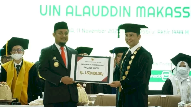 Pemerintah Provinsi Sulawesi Selatan (Pemprov Sulsel) menyerahkan bantuan keuangan senilai 1,5 miliar kepada Universitas Islam Negeri (UIN) Alauddin Makassar di Gedung Auditorium, Kampus II, Gowa, Jumat (11/11/2022).