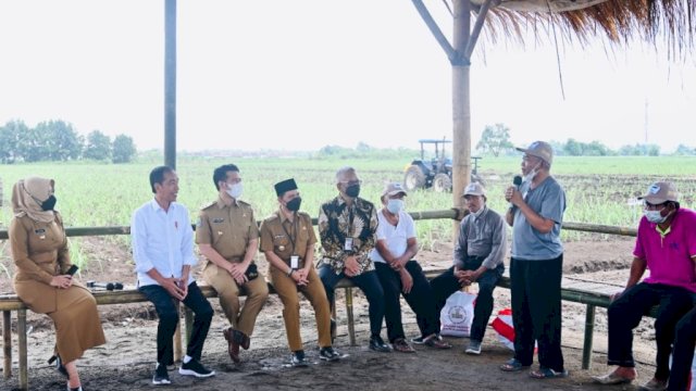 Presiden RI Joko Widodo (Jokowi) meninjau penanaman tebu di Kebun Tebu Temu Giring, Kabupaten Mojokerto, Jawa Timur Jumat (04/11/2022).