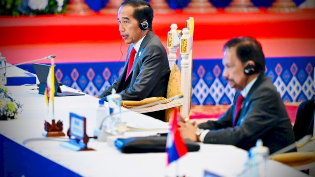 Presiden Jokowi berbicara pada forum KTT ASEAN Ke-41 yang secara khusus membahas implementasi 5-point consensus (5PC) di Myanmar, pada Jumat (11/11/2022) di Hotel Sokha, Phnom Penh, Kamboja. 