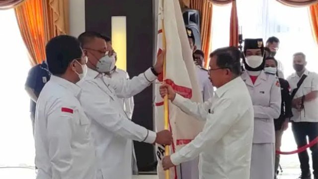 Ketua Umum Palang Merah Indonesia (PMI) Jusuf Kalla atau JK, melantik Dewan Kehormatan dan Pengurus PMI Propinsi Gorontalo Masa Bakti 2022-2027 di Rujab Gubernur Gorontalo, Rabu, 6 Juli 2022. 