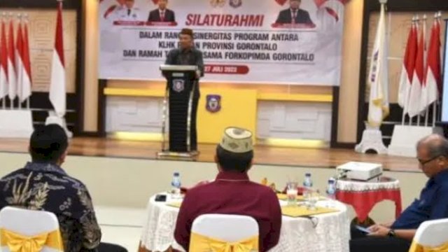 Asisten Bidang Pembangunan dan Ekonomi, Sutan Rusdi, saat mewakili Penjabat Gubernur Gorontalo pada silaturahmi dan sinergi program dengan Wakil Menteri (Wamen) LHK, Alue Dohong, di Aula Rumah jabatan Gubernur Gorontalo, Rabu (27/7/2022).