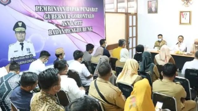 Penjabat Gubernur Gorontalo didampingi Isteri drg. Gamaria Purnamawati Monoarfa, Kadis Pariwisata Rifli Katili dan Kadis Dikbudpora Wahyudin Katili, menyambangi Kantor Badan Penghubung Provinsi Gorontalo yang ada di Jakarta, Selasa (26/7/2022). 