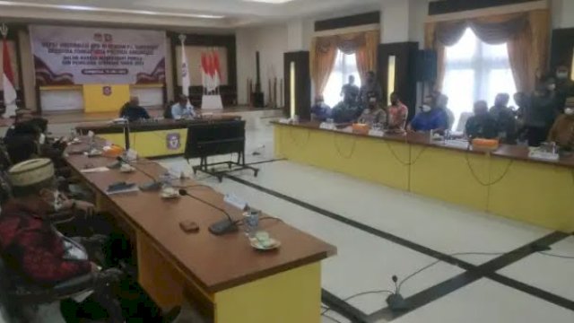 Forum Komunikasi Pimpinan Daerah (Forkopimda) Provinsi Gorontalo menggelar rapat koordinasi dengan KPU RI dalam membahas kaitan tahapan dan pelaksanaan Pemilu 2024 yang terlaksana di Aula Rumah Jabatan Gubernuran, Jumat (15/7/2022).