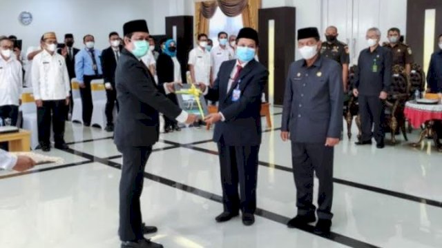 Sekretaris Daerah Provinsi Gorontalo, Darda Daraba mengukuhkan Kepala Perwakilan Badan Pengawas Keuangan dan Pembangunan (BPKP) Provinsi Gorontalo yang digelar di Aula Rumah Jabatan Gubernur Gorontalo, Rabu (13/7/2022).