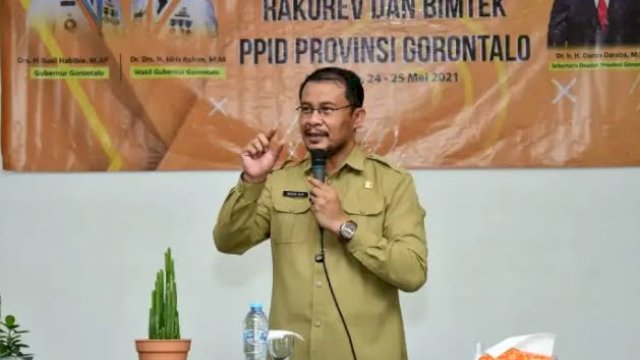 Kepala Dinas Kominfotik Provinsi Gorontalo Masran Rauf memberikan penjelasan terkait adanya insiden kaki wartawan diinjak oleh Ajudan Penjagub Gorontalo.