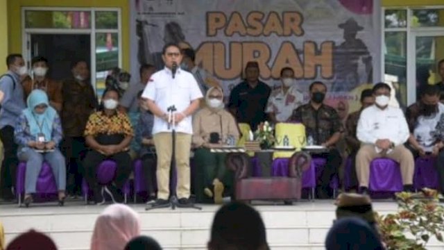 Penjabat Gubernur Gorontalo Hamka Hendra Noer saat membuka pelaksanaan pasar murah di halaman Kantor Diskomperindag, Jumat (8/7/2022).