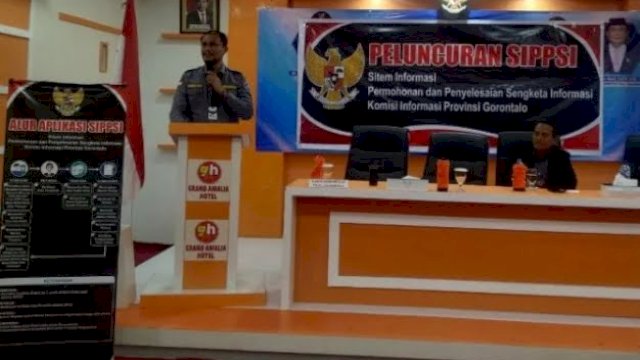 Kepala Dinas Komunikasi Informatika dan Statistik (Diskominfotik) Provinsi Gorontalo, Masran Rauf saat meluncurkan aplikasi Sistem Informasi Permohonan dan Penyelesaian Sengketa Informasi (SIPPSI) Komisi Informasi Provinsi di Hotel Grand Amalia, Boalemo. Selasa (5/7/2022).