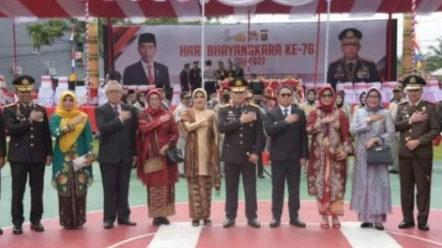 Penjabat Gubernur Gorontalo Hamka Hendra Noer dan Kapolda Gorontalo Irjen Pol Helmy Santika bersama-sama mengikuti upacara peringatan hari ulang tahun (HUT) ke-76 Bhayangkara, secara virtual dari lapangan Mapolda Gorontalo, Selasa (5/7/2022).