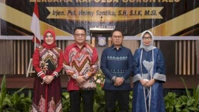 Penjagub Gorontalo, Hamka Hendra Noer bersama Kapolda Gorontalo yang baru, Irjen Pol. Helmy Santika, pada ramah tamah di Hotel Aston, Kota Gorontalo, Senin (4/7/2022).