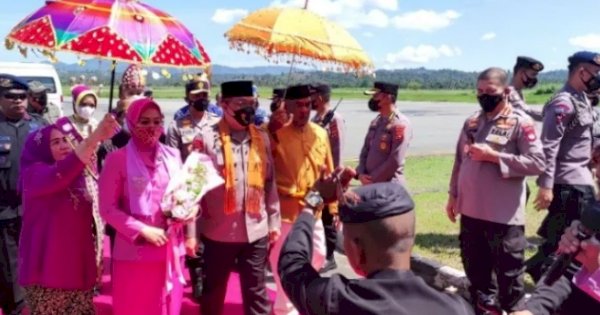 Upacara Adat Mopotilolo Digelar untuk Sambut Kapolda Baru Gorontalo