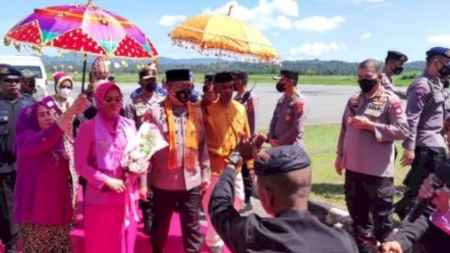 Pemerintah Provinsi Gorontalo menggelar adat Mopotilolo dalam menyambut Kepala Kepolisian Daerah (Kapolda) Provinsi Gorontalo yang baru Irjen Pol Helmy Santika di VIP Bandara Jalaludin Gorontalo yang lama, Jumat (1/7/2022).