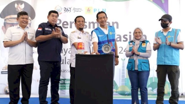 Gubernur Sulawesi Selatan Andi Sudirman Sulaiman didampingi Sekretaris Provinsi Sulsel, Abdul Hayat dan GM PLN Sulselrabar Mochammad Andi Adchaminoerdin saat meresmikan pengoperasian layanan listrik 24 jam di Pulau Lae-lae, Kota Makassar, Rabu (2/11/2022).