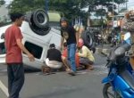 Tabrak Pembatas Jalan, Mobil Suzuki Katana Terbalik di Maros 