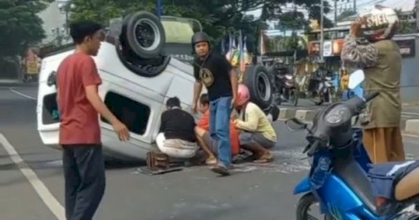 Tabrak Pembatas Jalan, Mobil Suzuki Katana Terbalik di Maros 