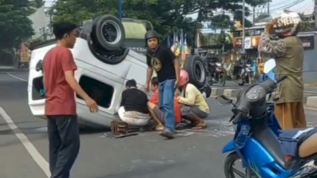 Kecelakaan lalulintas (Lakalantas) tunggal terjadi di jalan raya di area Mandai Kabupaten Maros, Sulsel, Rabu (2/10/2022). (Sumber: Satlantas Polres Maros) 