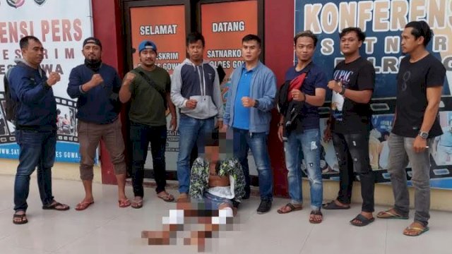 Pelaku berinisial IY dihadiahi timah panas dikedua kakinya usai ditangkap Tim Unit Jatanras Sat Reskrim Polres Gowa berkolaborasi Resmob Polda dan Barru terkait kasus pembunuhan wanita di Jalan Syech Yusuf 5, Kelurahan Katangka, Kecamatan Somba Opu, Kabupaten Gowa, Sulsel. 