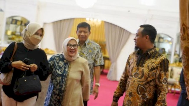 Gubernur Sulawesi Selatan, Andi Sudirman Sulaiman menerima kunjungan silaturahmi Ketua Kerukunan Keluarga Sulawesi Selatan (KKSS) Jawa Tengah, Musdalifah Pangka di Rumah Jabatan Gubernur Sulsel, Minggu, 7 November 2022.