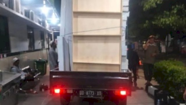 Penampakan mobil pick up bermuatan barang setinggi 2,5 meter yang mengakibatkan salah seorang penumpang tersangkut kabel listrik dan jatuh dari mobil hingga korban tewas seketika. (foto: Satlantas Polrestabes Makassar)