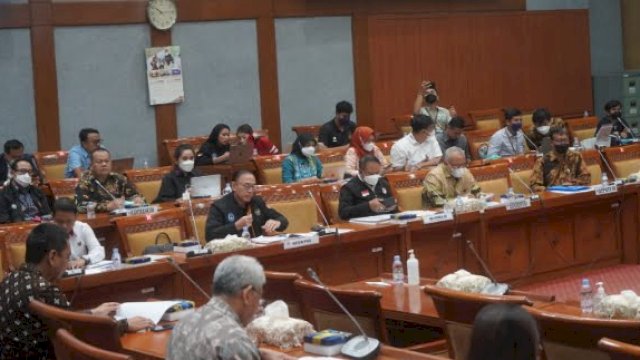 Komisi X DPR RI saat mengadakan rapat kerja dengan Menpora Zainudin Amali yang dihadiri Ketua Umum PSSI Mochamad Iriawan dan Sekjen Yunus Nusi di Gedung DPR RI Senayan pada Selasa (8/11/2022).