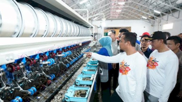 Gubrnur Sulsel Andi Sudirman Sulaiman meresmikan Unit Pengelolaan Sutera UPT Logam Alsintan dan Tekstil Dinas Perindustrian Sulsel di Sempange, Pakkana, Kecamatan Tana Sitolo, Kabupaten Wajo, pada Sabtu, 12 November 2022. 