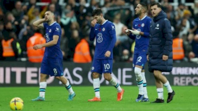 Para pemain Chelsea tertunduk lesu usai menelan kekalahan dari Newcastle United dalam lanjutan Premier League di 
St James' Park, Sabtu (12/11/2022) waktu setempat. (foto: Reuters)