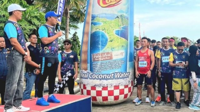 Wali Kota Makassar, Moh Ramdhan Pomanto saat melepas ribuan peserta Passport De Campus Fun Run 5K di Kampus ll Politeknik Penerbangan (Poltekbang) Makassar, Jl Salodong, Kota Makassar, Minggu (13/11/2022).