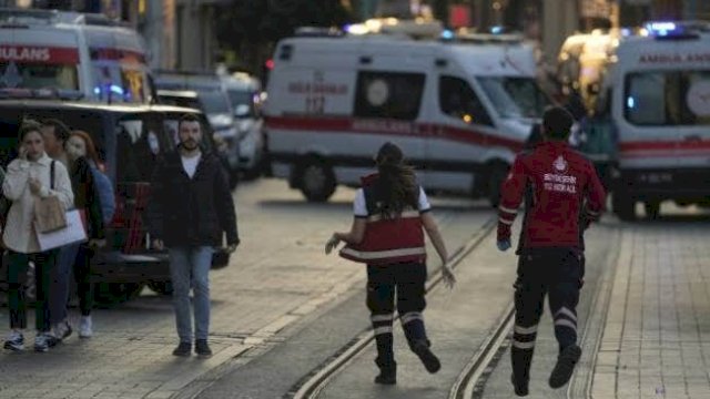 Keamanan dan ambulans di tempat kejadian setelah ledakan di pejalan kaki populer Istanbul Istiklal Avenue, Minggu, 13 November 2022. (foto: AP)