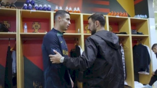 Pertemuan Cristiano Ronaldo dan Bruno Fernandes yang dianggap terjadi ketegangan di ruang ganti Timnas Portugal (Portugal NT)