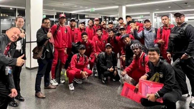 Rombongan Tim U-20 Indonesia saat tiba di Wina, Austria untuk mengadakan pemusatan latihan lanjutan di Spanyol, Selasa (15/11/2022). (foto: PSSI)