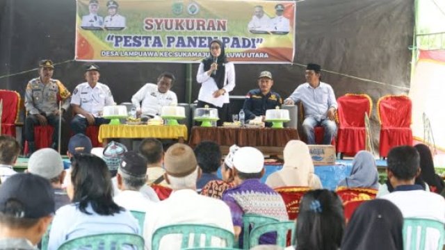 Bupati Lutra, Indah Putri Indriani saat menghadiri acara pesta panen bersama Wakil Bupati, Suaib Mansur, Rabu di Desa Lampuawa, Sukamaju, Lutra, Rabu (16/11/2022). 