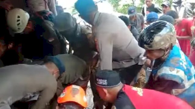 Proses evakuasi yang dilakukan Tim SAR Gabungan terhadap korban bencana longsor di Desa Lonjoboko, Kecamatan Parangloe, Kabupaten Gowa, Provinsi Sulawesi Selatan (Sulsel), Kamis (17/11/2022).