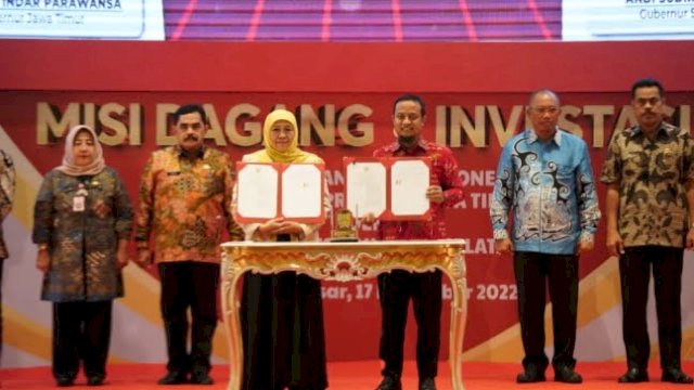 Gubernur Jawa Timur, Khofifah Indar Parawansa dan Gubernur Sulawesi Selatan, Andi Sudirman Sulaiman melakukan penandatanganan MoU.