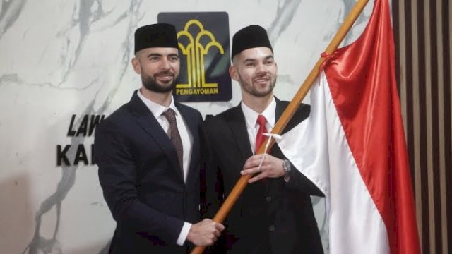 Jordi Amat dan Sandy Walsh saat resmi menjadi Warga Negara Indonesia (WNI) usai pengucapan sumpah WNI itu dilaksanakan di Kantor Wilayah (Kanwil) Kemenkumham DKI, Kamis (17/11/2022). (foto: PSSI)