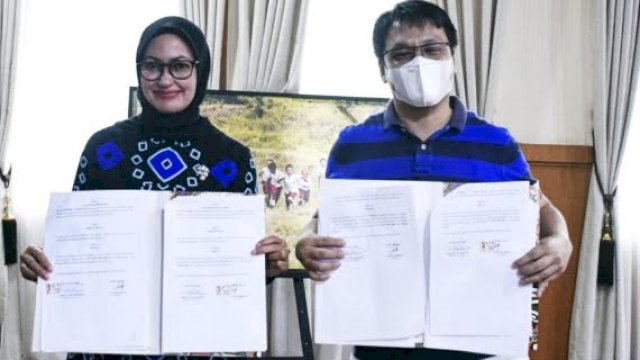 Bupati Luwu Utara Indah Putri Indriani (kiri) saat penandatangan MoU dengan PT. Agro Mandiri Globalindo tentang Pengelolaan Sampah, pada Kamis (17/11/2022) lalu. 