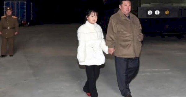 Untuk Pertama Kalinya, Kim Jong-un Tampilkan Putrinya di Muka Umum