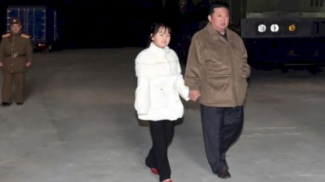 Presiden Korea Utara, Kim Jong-un bersama seorang perempuan yang disebut-sebut adalah putrinya uji coba rudal balistik antar benua, pada Jumat (18/11/2022). (Foto: KNCA) 