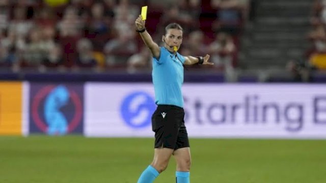 Stephanie Frappart merupakan wasit asal Prancis dan disebut-sebut wasit wanita terbaik di dunia saat ini lantaran pernah menjadi wasit di Liga Prancis Ligue 1, Liga Champions, hingga Kualifikasi Piala Dunia 2022. (AP Photo/Alessandra Tarantino, File)