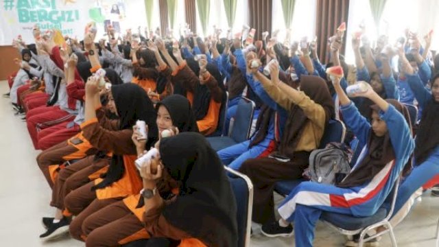 180 remaja putri yang notabene adalah para pelajar SMP dan SMA mengikuti kegiatan Sosialisasi Pemberian Makanan Bergizi dan Tablet Tambah Darah (TTD) di Aula La Galigo Kantor Bupati Luwu Utara, Jumat lalu.