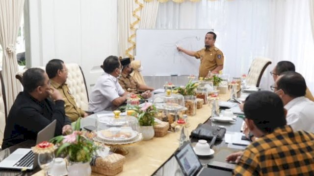 Gubernur Sulsel, Andi Sudirman Sulaiman saat memimpin rapat evaluasi dan memberikan arahan terkait mitigasi atau penanggulangan bencana banjir di Rujab Gubernur Sulsel, Senin, (21/11/2022). 