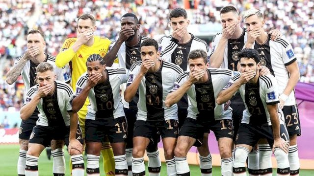 Dokumentasi pemain Jerman yang menutup mulut sebagai protes terhadap larangan yang dilakukan FIFA di Piala Dunia Qatar 2022 untuk mendukung kaum LGBT. (foto: ig/@brfoodball)