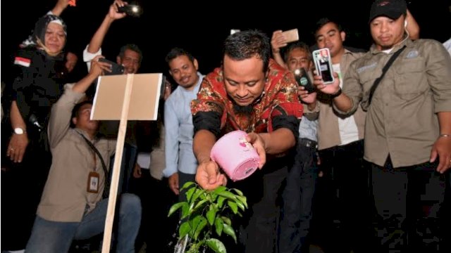 Gubernur Sulawesi Selatan, Andi Sudirman Sulaiman saat melakukan penanaman bibit jeruk keprok Selayar yang ke 100 ribu bertempat di Masjid Agung Al-Umaraini, Kabupaten Kepulauan Selayar, Rabu (23/11/2022). 