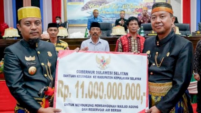 Pemerintah Provinsi Sulawesi Selatan (Sulsel), mengucurkan anggaran atau bantuan keungan sebesar Rp. 11 miliar untuk Pemerintah Kabupaten Selayar ya g diserahkan langsung Gubernur Sulsel, Andi Sudirman Sulaiman pada Rapat Paripurna 417 Tahun Kabupaten Kepulauan Selayar, Jum'at (25/11/2022).