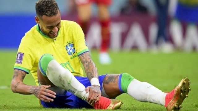 Neymar mengalami cedera pada laga Brasil vs Serbia di Piala Dunia 2022 (c) Laurent Gillieron/Keystone via AP