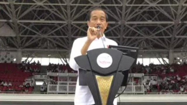 Presiden Joko Widodo (Jokowi) saat menghadiri acara Gerakan Nusantara Bersatu yang dihadiri relawan Jokowi di Stadion Gelora Bung Karno (GBK) Jakarta, Sabtu (26/11/2022). (foto: YouTube Rans)