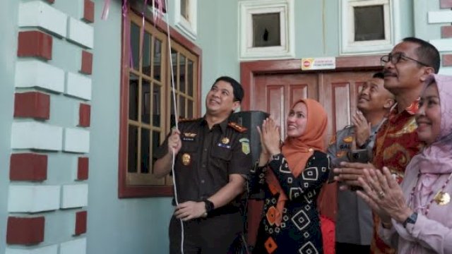 Bupati Luwu Utara, Indah Putri Indriani bersama Kepala Kejaksaan Negeri Luwu Utara, Haedar meresmikan Banua/Rumah Restorative Justice di Desa Radda Kecamatan Baebunta baru-baru ini.