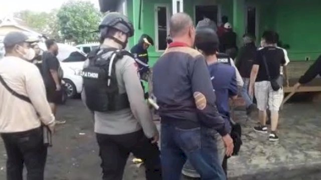 Personil Polsek Tamalate bersama Patmor Polresabes Makassar saat mendatangi lokasi pesta miras pemuda di Pantai Tanjung Bayang Makassar pada Minggu (27/11/2022). (Sumber: Polrestabes Makassar)