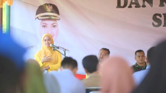 Bupati Luwu Utara, Indah Putri Indriani saat menghadiri Peningkatan Kapasitas SDM dan Konsolidasi Potensi Sumber Kesejahteraan Sosial (PSKS) se- Luwu Raya resmi digelar di Kabupaten Luwu Utara tepatnya di Desa Lantang Tallang, Senin (28/11).