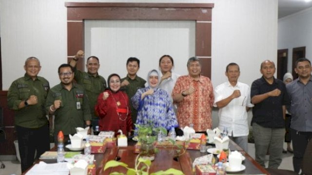 Dewan Lingkungan Kota Makassar melakukan rapat koordinasi (rakor) bersama jajaran Dinas Lingkungan Hidup (DLH), Jumat (21/10/2022). Rapat berlangsung di Kantor DLH Gabungan Dinas, Jalan Urip Sumohardjo.